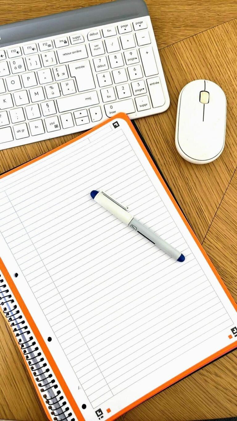 Carnet et stylo pour signature d'un pacte d'actionnaire